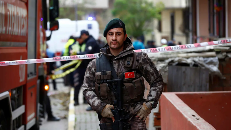 يحول التراب إلى ذهب.. لاجئ سوري يثير الجدل في تركيا