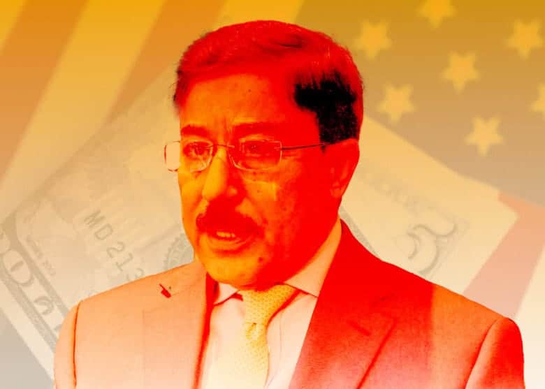 هل تطيح «أزمة الدولار» بمحافظ البنك المركزي؟