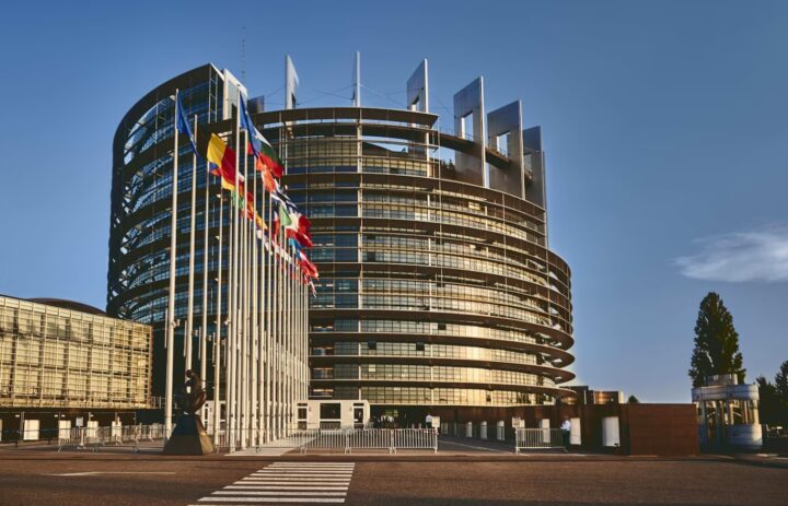 الاتحاد الأوروبي في صدد فرض عقوبات جديدة على إيران تشمل شركة الشحن