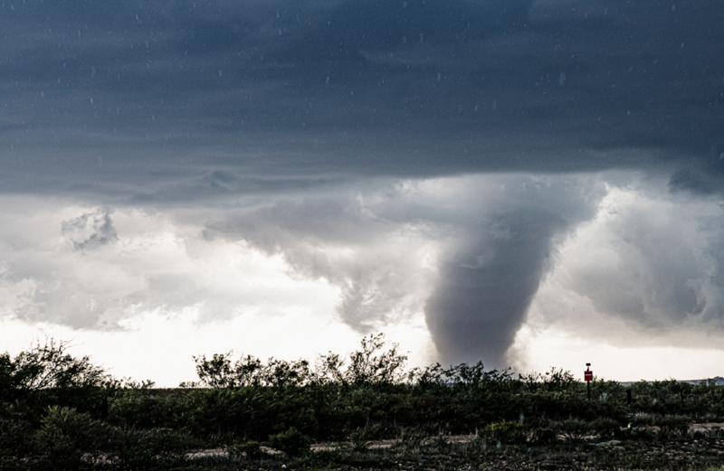 إعصار "القنبلة" يقتل شخصين ويقطع الكهرباء عن مئات الآلاف من الأمريكيين