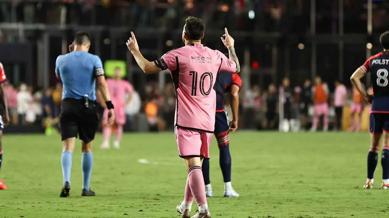 رغم جاهله لهم.. علامات تؤكد أن ليونيل ميسي هو "مدلل فيفا"