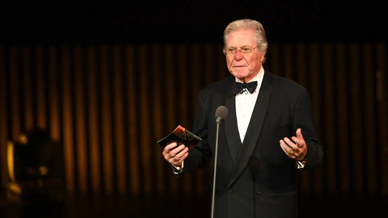 "لحظات صعبة".. حسين فهمي يتحدث لأول مرة عن آخر أيام شقيقه