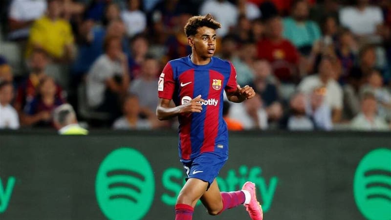 لامين يامال يرتدي حذاء مكتوب أسفله اسم "ميسي".. ماذا يقصد؟ (صور)