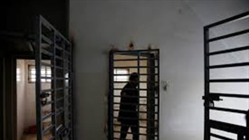 14% منهم لـ"حسن السلوك".. 140 حدثا غادروا السجون العراقية الشهر الماضي