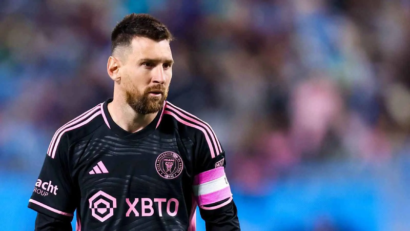 على حساب الفيفا.. ميسي "يرحب" بثلاثي الأهلي (صورة)