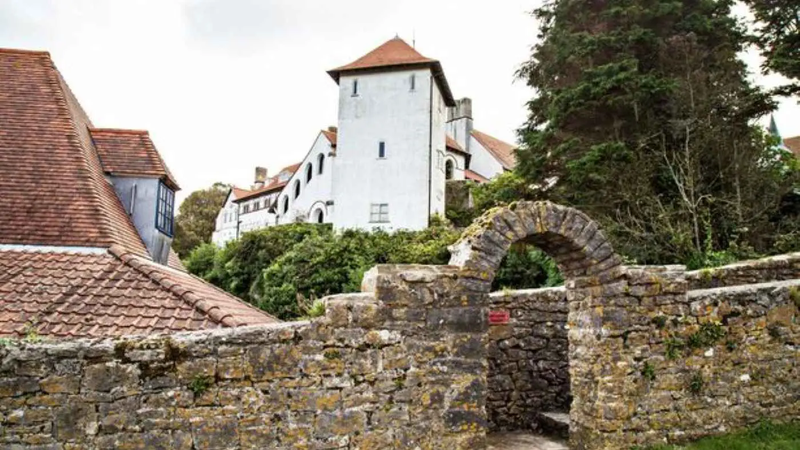 لـ 4 عقود.. راهب يعتدي على الأطفال في جزيرة ويلزية (صور)