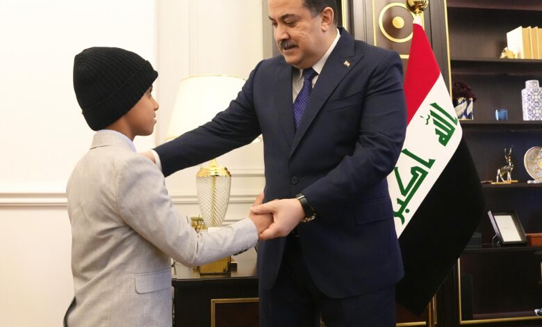 السوداني يستقبل طفلاً من ضحايا الإرهاب والمواطن المتكفّل برعايته