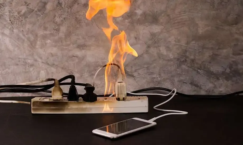 السعودية.. شاحن هاتف يتسبب في وفاة 7 أفراد من عائلة واحدة