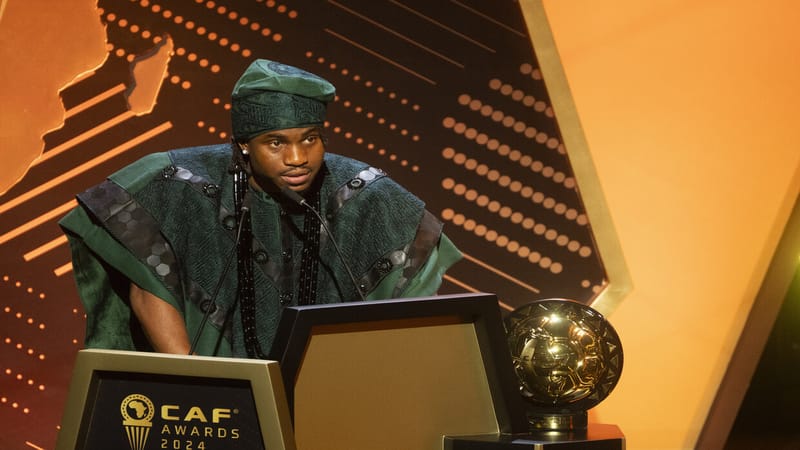 "أنت لص".. استهجان بعد فوز لوكمان وتعليق من سان جيرمان على خسارة حكيمي للكرة الذهبية الإفريقية