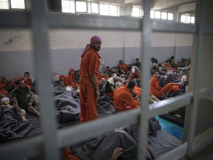 خطرهم "كبير" وورقة "ضغط" تستخدم على بغداد.. هل سلمت "قسد" سجناء داعش للعراق؟