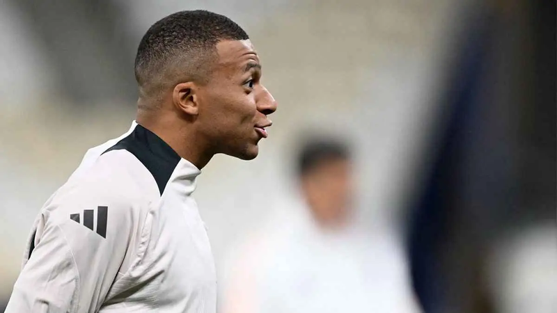 مبابي يهدد حلم محمد صلاح في الكرة الذهبية