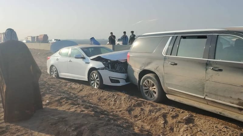 وفاة امرأة واصابة اخرين.. الضباب يتسبب باصطدام 19 سيارة على طريق الديوانية السريع