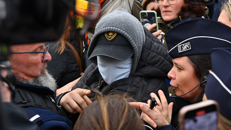 حملة توقيفات تستهدف مؤثرين جزائريين في فرنسا.. فما القصة؟