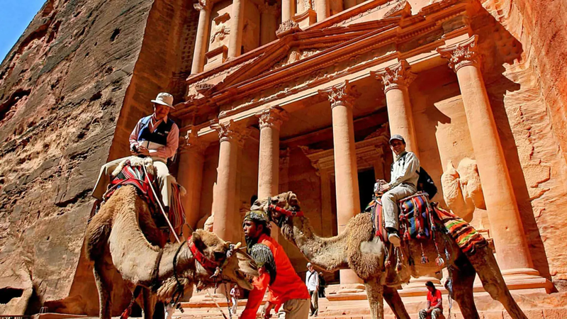 أمريكية تترك بلادها لتعيش في كهف بالأردن (صور)