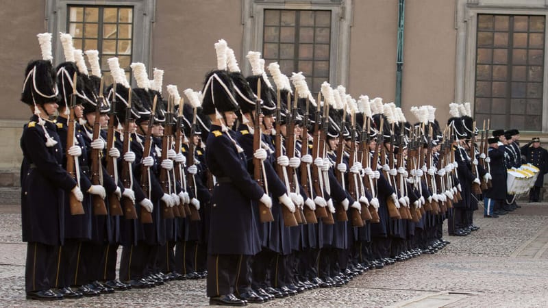 "طعن نفسه عن طريق الخطأ".. إصابة أحد كبار الحراس في القصر الملكي السويدي