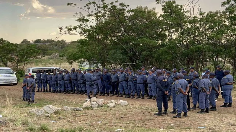 منجم ذهب "يبتلع" 100 عامل غير شرعي بجنوب أفريقيا