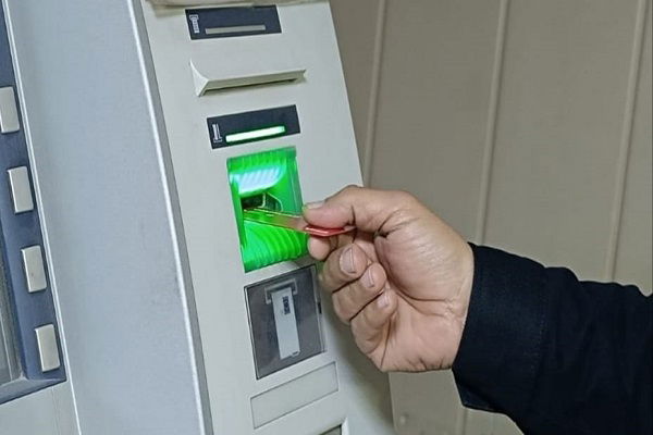 إصدار بطاقات دفع إلكتروني لطلبة المدارس