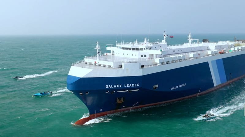 بعد أكثر من عام.. الحوثيون يفرجون عن طاقم سفينة "غالاكسي ليدر"