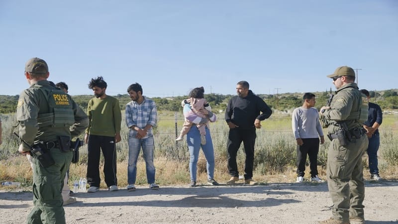 بعد أزمة مع كولومبيا.. طائرة أمريكية تقل مهاجرين تهبط في غواتيمالا