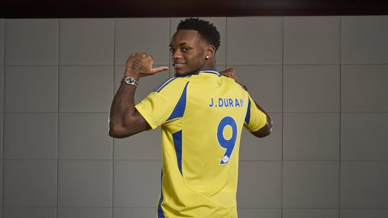 لاعب أستون فيلا الكولومبي يوقع رسميا للنصر السعودي