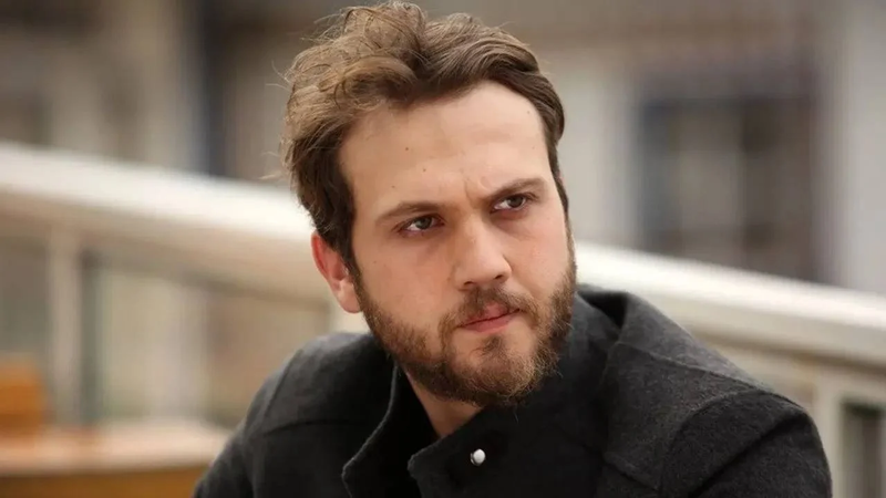 نجوم تركيا يواسون أراس بولوت بوفاة والده