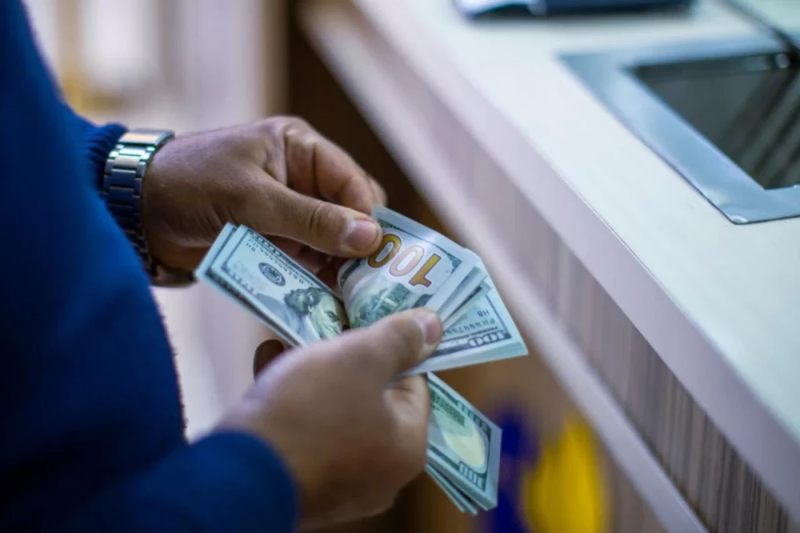 العراق لم يعد "صديقاً" لأميركا.. تهريب الدولار لإيران قد يأتي بعقوبات و"انهيار اقتصادي"