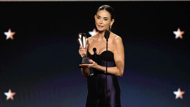 ديمي مور تحصد جائزة النقاد "كريتيكس تشويس"