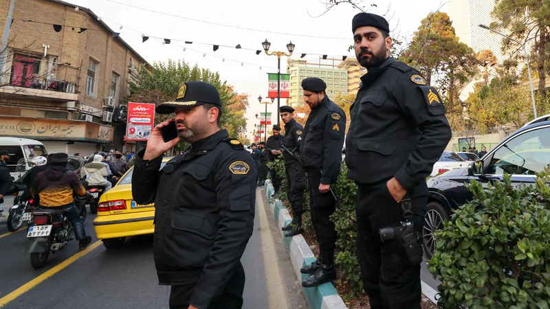 إيران تعتقل فنانا بتهمة إهانة بشار الأسد