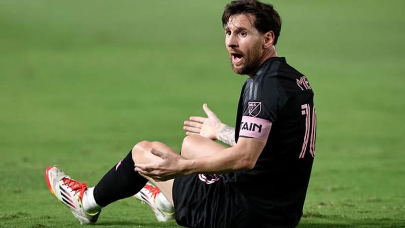 معاقبة حكمٍ مكسيكي طلب توقيع ميسي