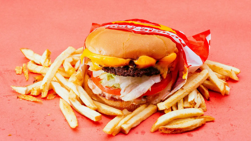 مؤثر شهير يهاجم مطاعم الوجبات السريعة بانتقادات حادة