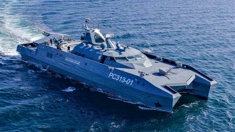 إيران تكشف عن زورق فائق السرعة مضاد للسفن