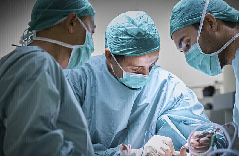 بعد 17 عاما من المعاناة.. مراهق يتخلص من "توأم طفيلي" في صدره!