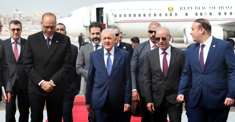 الرئيس العراقي يصل القاهرة للمشاركة في القمة الطارئة