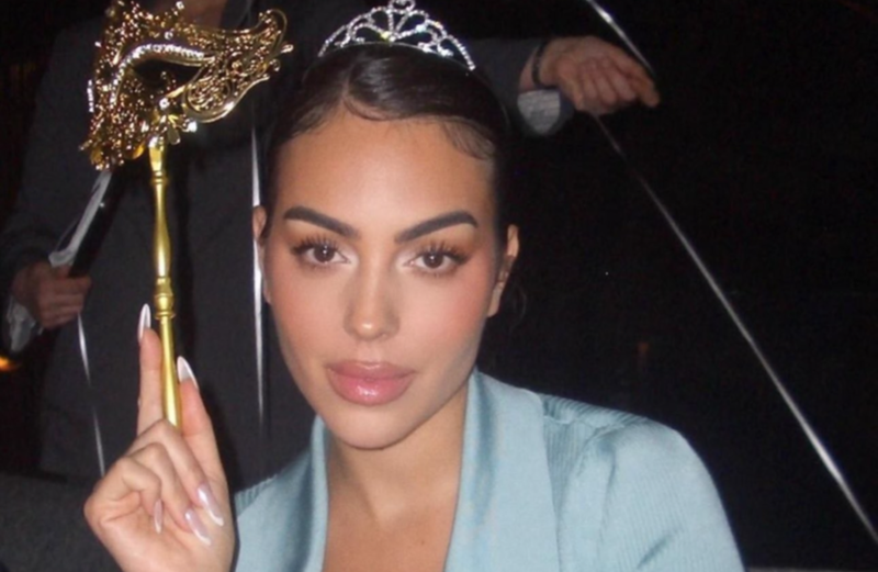 فنانة تشكيلية إيرانية ترسل هدية إلى جورجينا رونالدو (صورة)