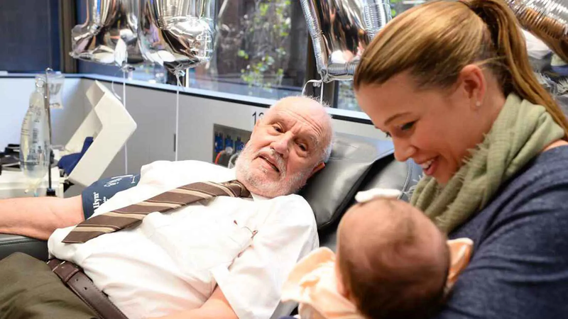 أنقذ حياة ملايين الأطفال.. رحيل أشهر متبرع بالدم في أستراليا