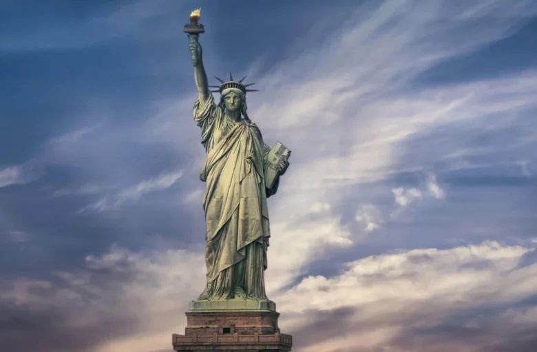 تلويح فرنسي باستعادة “تمثال الحرية”: الأمريكيون اختاروا الطغاة