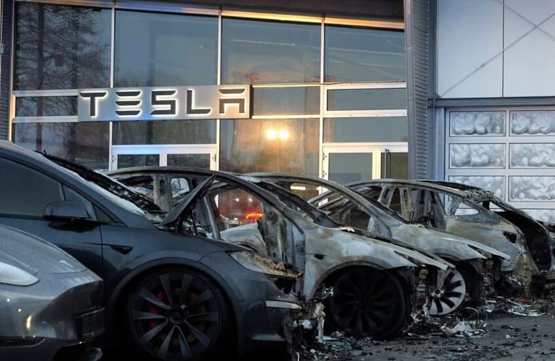 الحرب مستمرة على "تسلا"... احتراق 7 سيارات في شمال ألمانيا