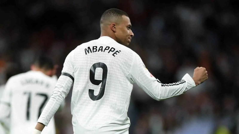 مبابي يستعين برونالدو لحل "أزمة مزعجة"