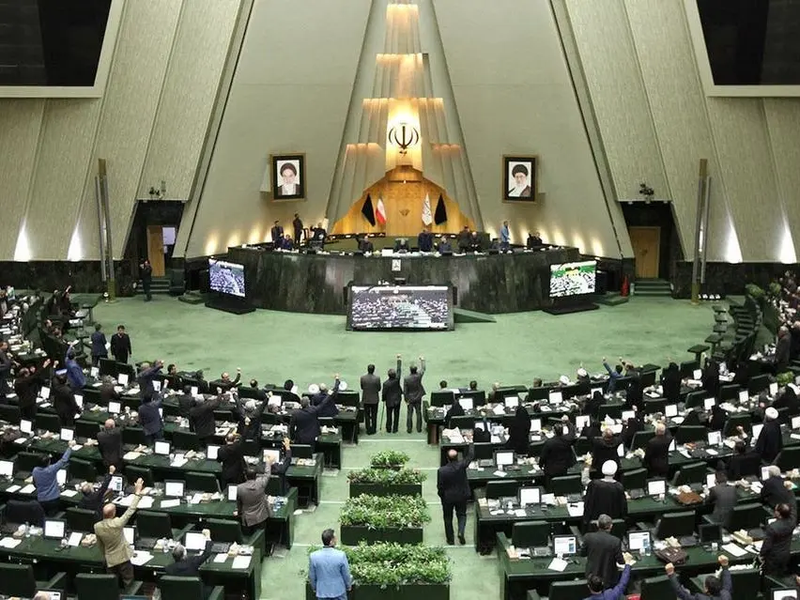 برلماني إيراني يدعو لدراسة الانسحاب من معاهدة حظر الانتشار النووي