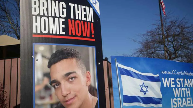 "مصيره مجهول".. والد الأسير عيدان ألكسندر يعلق على إعلان حماس