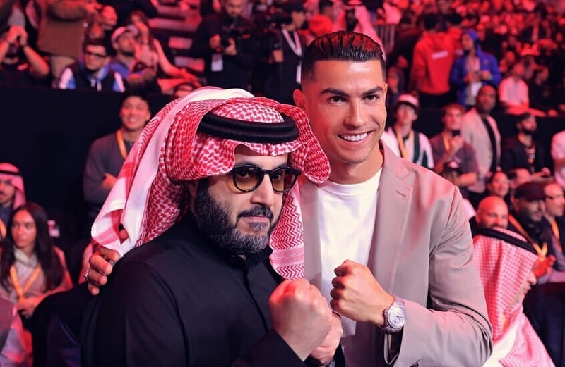 ليسا رونالدو وميسي.. قائمة أعلى الرياضيين دخلا في التاريخ