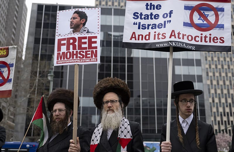 قاض أمريكي يمنع ترحيل طالب فلسطيني من جامعة كولومبيا بعد احتجازه خلال مقابلة الجنسية