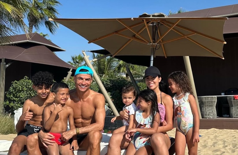 "أسبوع بمليون يورو".. كريستيانو رونالدو يغري مؤثرة اجتماعية