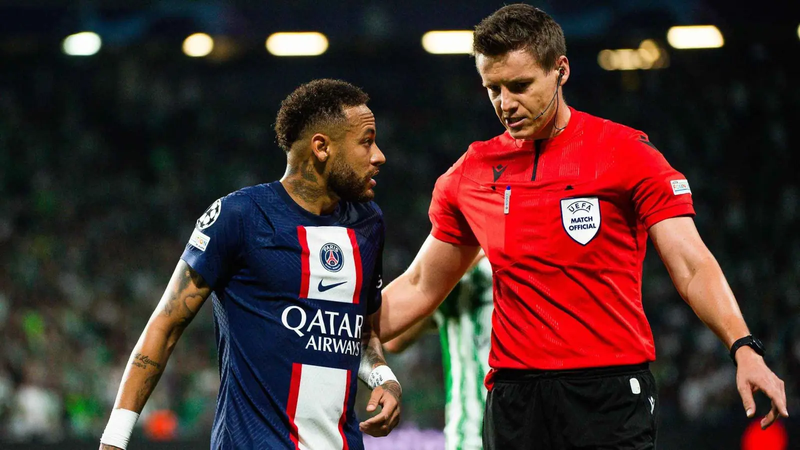 حوكم بالسجن وقَبض رشوة.. فرنسا تهاجم حكم مباراة سان جيرمان وآرسنال