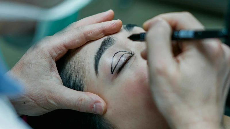 ضبط طبيب وهمي في مركز تجميل معروف بالعراق