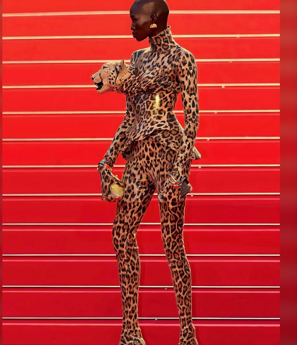 "رأس نمر".. عارضة أزياء تصدم جمهور كان السينمائي (صور)