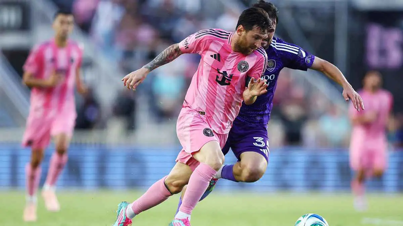 هل يكمل ميسي "الضلع الناقص" في الأهلي السعودي؟