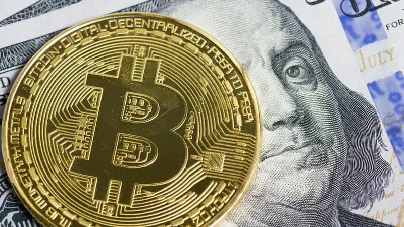 الدولار يتراجع وسط مخاوف مالية و"بيتكوين" تواصل الصعود القياسي