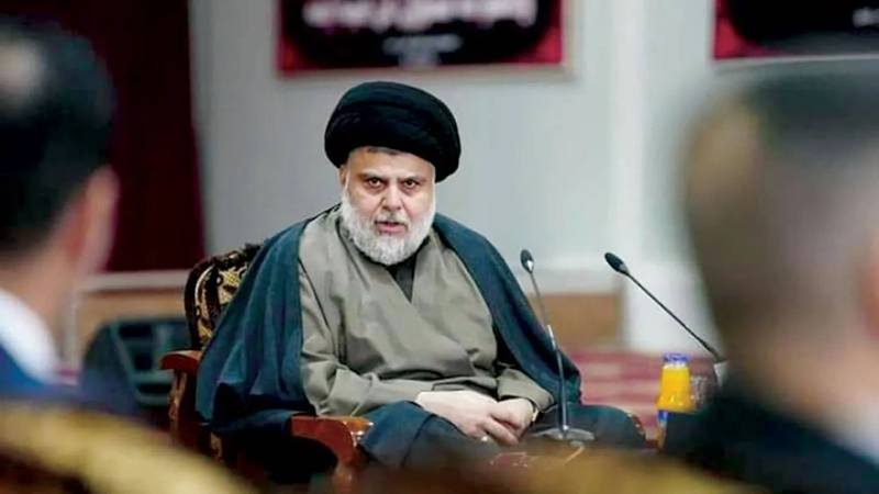 الغائب الحاضر... كيف يربك الصدر المشهد الانتخابي وهو خارج السباق؟