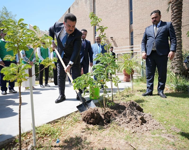 السوداني يغرس فسيلة بحديقة الجامعة المستنصرية دعماً لمبادرة "رواد البيئة الشباب"